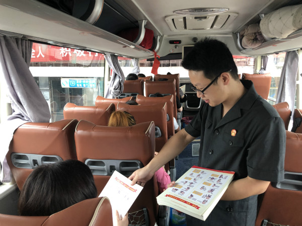 于都:普法宣传进车站 法律知识带回家